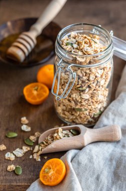Cam kavanozda kabak çekirdekli ev yapımı granola. Kuru kahvaltı gevrekleri. Sağlıklı beslenme, diyet ve beslenme dengeli gıdalar. Kahvaltı konsepti.
