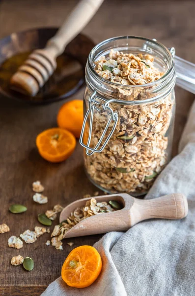 Cam kavanozda kabak çekirdekli ev yapımı granola. Kuru kahvaltı gevrekleri. Sağlıklı beslenme, diyet ve beslenme dengeli gıdalar. Kahvaltı konsepti.