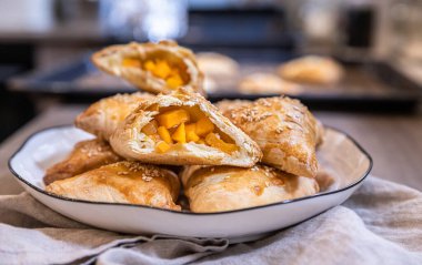 Susamlı kabaklı poğaça çörekleri. Ev yapımı sonbahar hamur işleri..