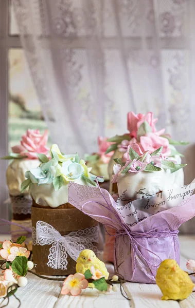 Easter composition with orthodox sweet breads or kulich decorated with white sugar icing and mastic flowers. Traditional Orthodox cake. Holiday concept. — Stock Photo, Image