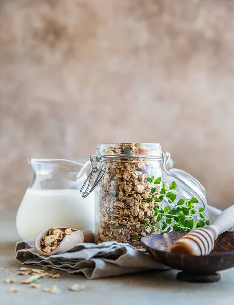 Ev yapımı granola ya da balkabağı tohumlu müsli, bal ve süt çimentoda. Sağlıklı beslenme. Lezzetli ve kolay pişirilmiş kahvaltı ya da atıştırmalık.