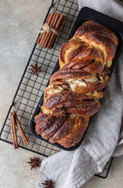 Tarçınlı babka mı yoksa kremalı çörek mi? Tarçınlı ekmek. Povitica: Geleneksel Polonya tatlı ekmeği. Kahvaltı için ev yapımı hamur işi. Üst görünüm.