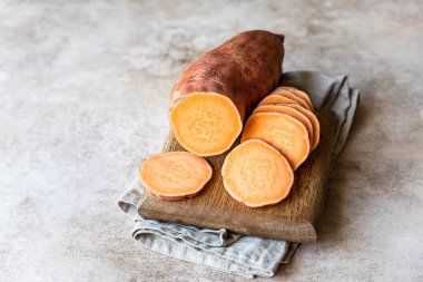 Tam ve çiğ patatesleri ahşap mutfak tahtasına dilimler, organik yer elması. Çiftlik yemeği..