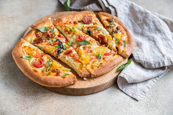 Sebze ve peynirli Pinsa, beton arka plan. Geleneksel Roma pizzası..