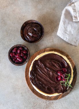 Çikolata ganache, kiraz ve beton kaplama biberiyeli klasik kremalı peynirli kek. Popüler şenlikli tatlı. Üst görünüm.