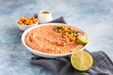 Nane ve limonla kavrulmuş kırmızı biberli humus garnitürü. Kırmızı dolma biber, limon ve naneli nohut püresi. Vejetaryen atıştırması.
