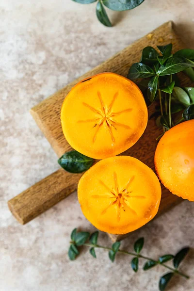 Whole Cut Half Ripe Orange Persimmon Fruit Wooden Cutting Board — Stock Photo, Image