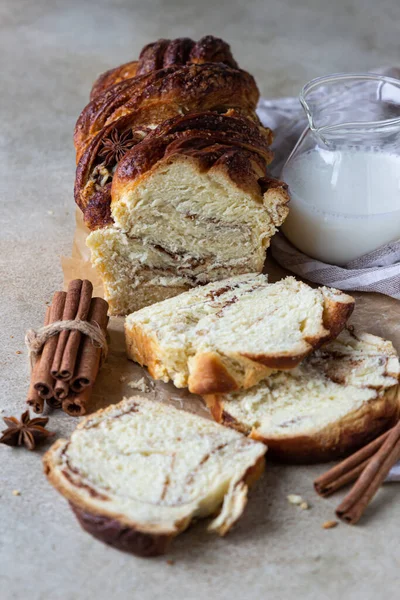 Cynamonowy babka lub wirować brioche chleb. Cynamonowy chleb. Europejski chleb wielkanocny. Domowe ciasto na śniadanie. — Zdjęcie stockowe