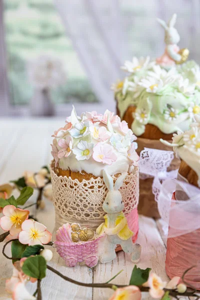 Easter composition with orthodox sweet breads or kulich decorated with white sugar icing and mastic flowers. Traditional Orthodox cake. Holiday concept. — Stock Photo, Image