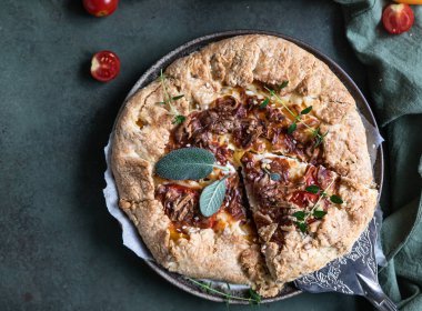 Lezzetli domates turtası, açık turta ya da domatesli galet ve aromatik otlarla süslenmiş peynir. Üst görünüm.