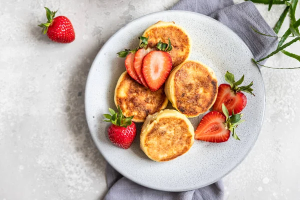 Cottage Cheese Pancakes Fritters Strawberry Natural Yogurt Light Background Healthy — стокове фото
