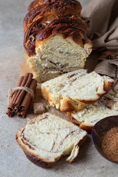 Babka Lub Chleb Brioche Cynamonem Brązowym Cukrem Domowe Ciasto Śniadanie — Zdjęcie stockowe