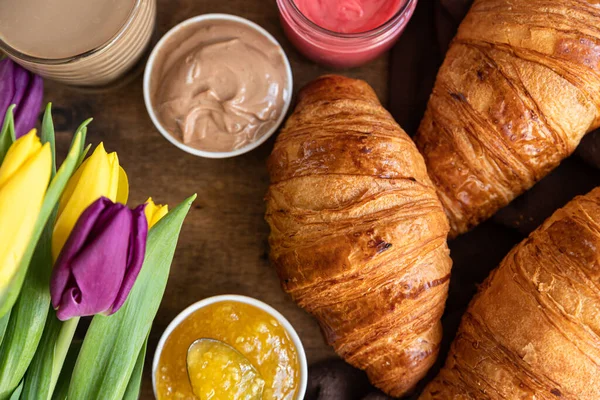 Romantisk Frukost Med Krispiga Croissanter Sylt Chokladkräm Kaffe Och Färgglada — Stockfoto