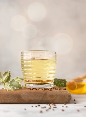 Karabuğday çayı, granüller ve bal, açık gri beton arka plan. Süper yiyecek Tayvan Ku Qiao karabuğday çayı ve karabuğday ezmesi. Detoks ve sağlıklı yiyecekler.