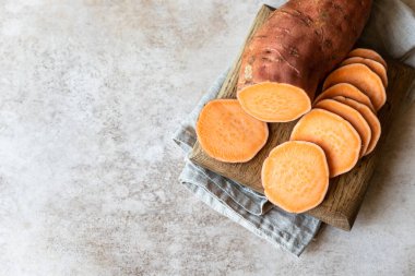 Tam ve çiğ patatesleri ahşap tahtada dilimler, organik yer elması. Çiftlik yemeği..