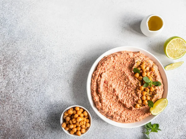 Gebratener roter Paprika Hummus garniert mit Minze und Limette. Kichererbsenpüree mit rotem Paprika, Limette und Minze. Vegetarischer Imbiss. — Stockfoto