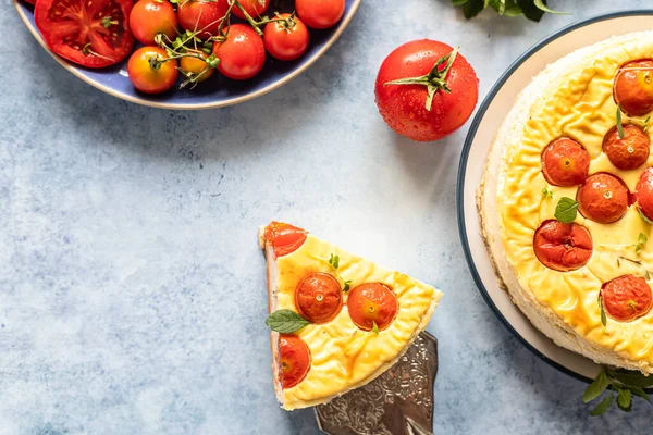 박하게 장식 한, 푸른 배경 이 있는 맛있는 토마토 치즈 케이크. — 스톡 사진