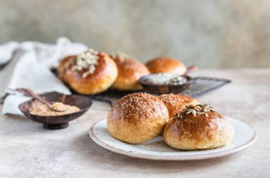 Kahverengi şeker ya da çekirdekli taze ev yapımı balkabağı çörekleri, beton arka plan.