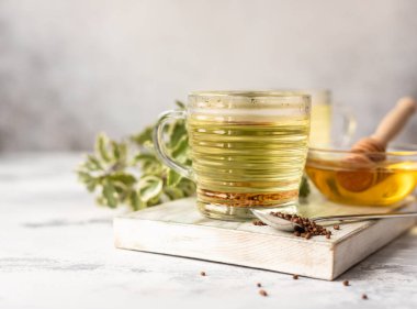 Karabuğday çayı, granüller ve bal, gri beton arka plan. Süper yiyecek Tayvan Ku Qiao karabuğday çayı ve karabuğday ezmesi. Detoks ve sağlıklı yiyecekler.