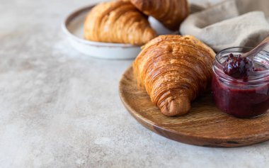 Reçelli taze kruvasan. Lezzetli kahvaltı için ev yapımı fırın..