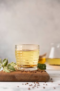 Karabuğday çayı, granüller ve bal, gri beton arka plan. Süper yiyecek Tayvan Ku Qiao karabuğday çayı ve karabuğday ezmesi. Detoks ve sağlıklı yiyecekler.