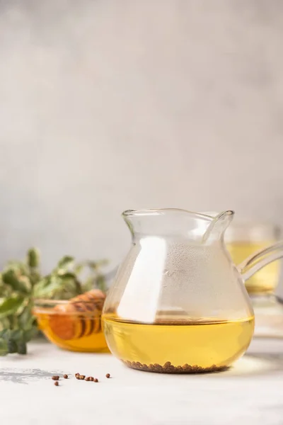 Té de trigo sarraceno y gránulos con miel, fondo de hormigón gris. Té saludable de trigo sarraceno, semillas de Ku Qiao. Alimento saludable. — Foto de Stock