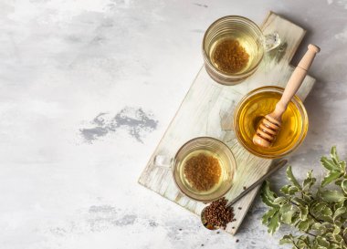 Karabuğday çayı, granüller ve bal, açık gri beton arka plan. Süper yiyecek Tayvan Ku Qiao karabuğday çayı ve karabuğday ezmesi. Detoks ve sağlıklı yiyecekler.