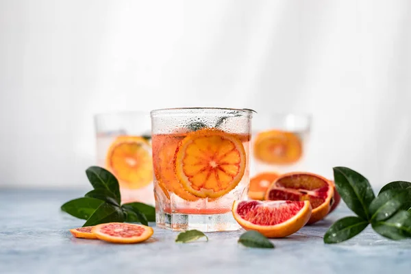 Gin Und Tonic Alkoholgetränk Mit Sizilianischen Orangen Und Eis Auf — Stockfoto