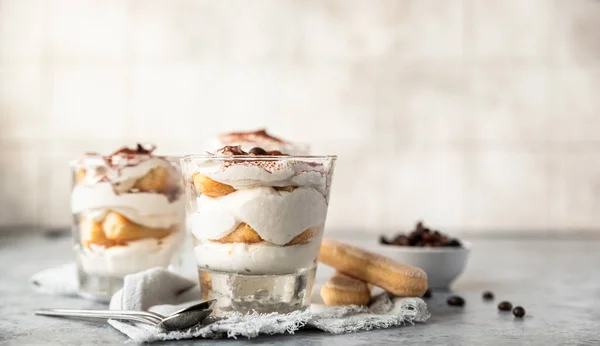 Traditionelles Italienisches Desserttiramisu Glas Steinhintergrund Portionsdessert Mit Kaffeegeschmack Aus Savoiardi — Stockfoto