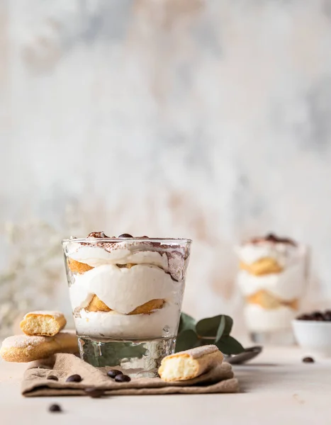 Traditionele Italiaanse Dessert Tiramisu Glas Stenen Achtergrond Koffie Smaak Gebracht — Stockfoto