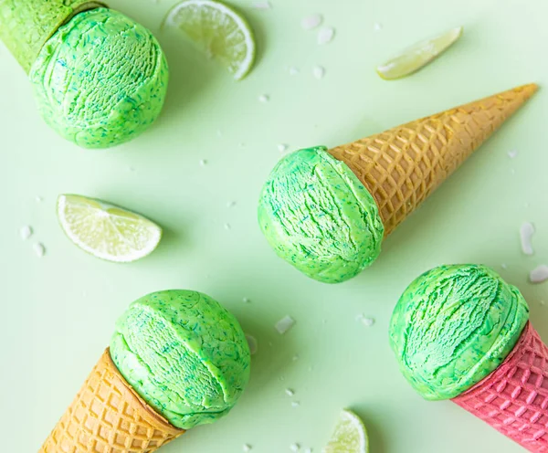 Домашнее Зеленое Мороженое Лаймом Мятой Вафельных Конусах Зеленом Фоне Летний — стоковое фото