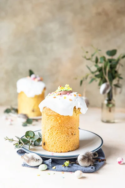 Composición de Pascua con pan dulce tradicional ortodoxo. Kulich decorado con glaseado de merengue, chispas de azúcar y eucalipto. — Foto de Stock