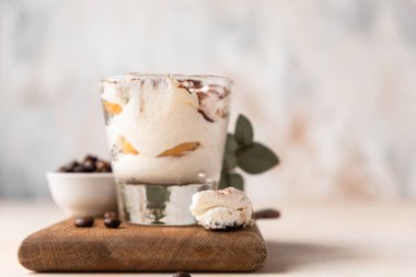 Geleneksel İtalyan tatlı tiramisusu. Kahve aromalı tatlı, savoiardi ve kakao ve kahve çekirdekleri ile süslenmiş mascarpone..