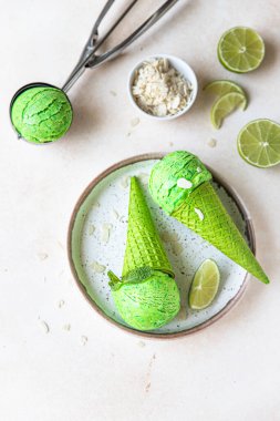 Yeşil waffle külahında yeşil limonlu ve naneli dondurma. Yaz tatlısı. Üst görünüm.