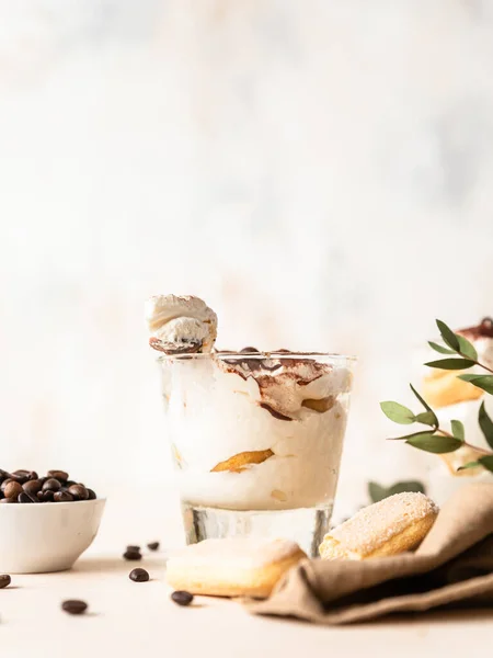 Traditionelles Italienisches Desserttiramisu Glas Steinhintergrund Portionsdessert Mit Kaffeegeschmack Aus Savoiardi — Stockfoto