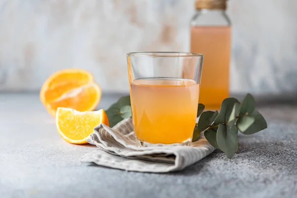 Kalter Und Erfrischender Frischer Orangensaft Glas Und Flasche Mit Frischem — Stockfoto