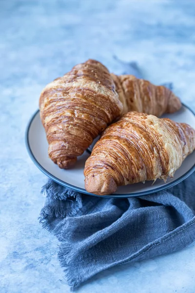 Deliciosos Croissants Crujientes Fondo Hormigón Azul Panadería Para Desayuno Fotos de stock libres de derechos