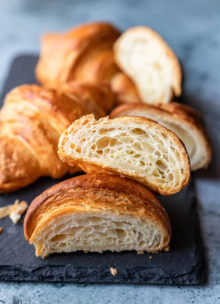 Corte Medio Croissant Con Textura Interior Finas Capas Crujientes Tablero Fotos de stock libres de derechos