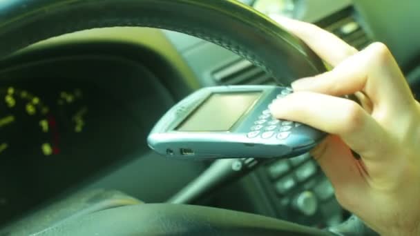 Texting durante a condução 2 — Vídeo de Stock