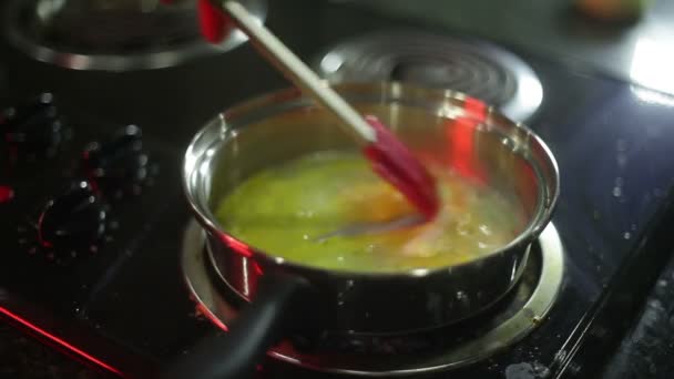 Cooking eggs — Stock Video