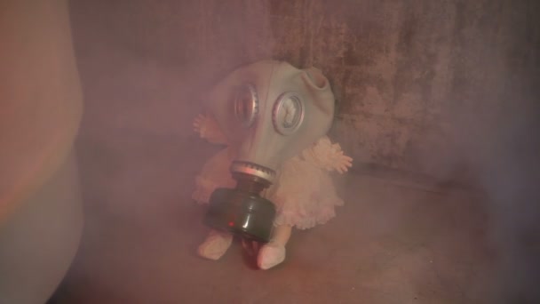 Panenka s plynovou masku — Stock video
