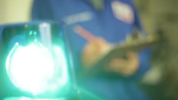 Paramedicus maken van aantekeningen — Stockvideo