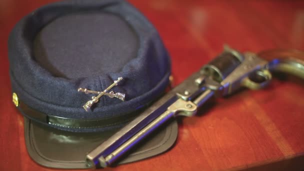 Шляпа и оружие Гражданской войны — стоковое видео