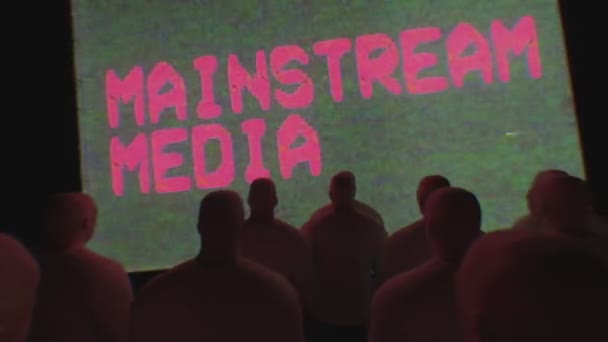 Mainstream άνθρωποι ΜΜΕ παρακολουθούν — Αρχείο Βίντεο