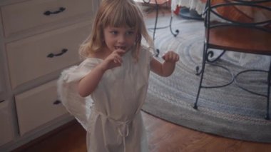 Melek bebek kostümü eğlence