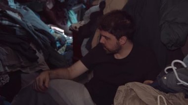 Sürü halinde giyiniyorlar.