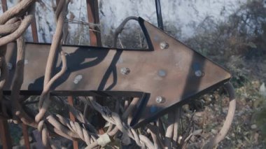 Dışarıdaki sarmaşıkta metal işareti