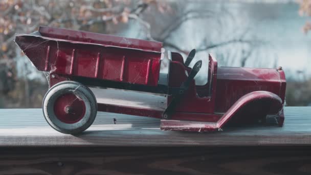 Altes beschädigtes Spielzeugauto kaputt — Stockvideo