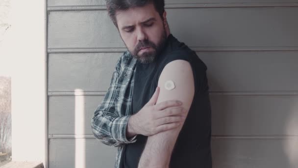 Ligadura da vacina no braço fora — Vídeo de Stock