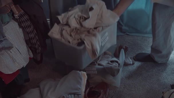 Tri des vêtements dans des poubelles — Video